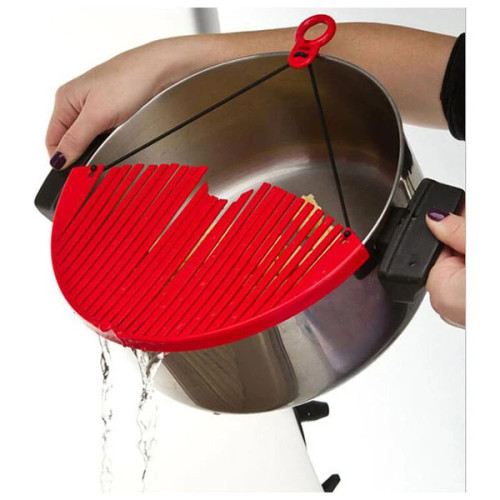 آبکش جادویی Better Strainer روی قابلمه در حال آبکشی