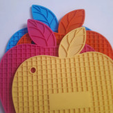 زیر قابلمهای سیلیکونی مشبک طرح سیب از نزدیک