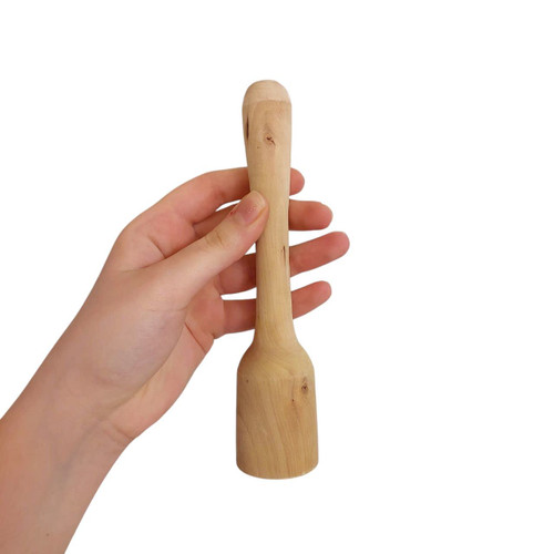 گوشت کوب چوبی کوچک راش در دست