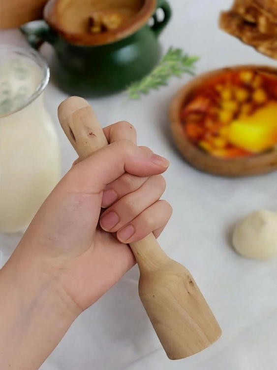 گوشت کوب چوبی کوچک راش کنار آبگوشت