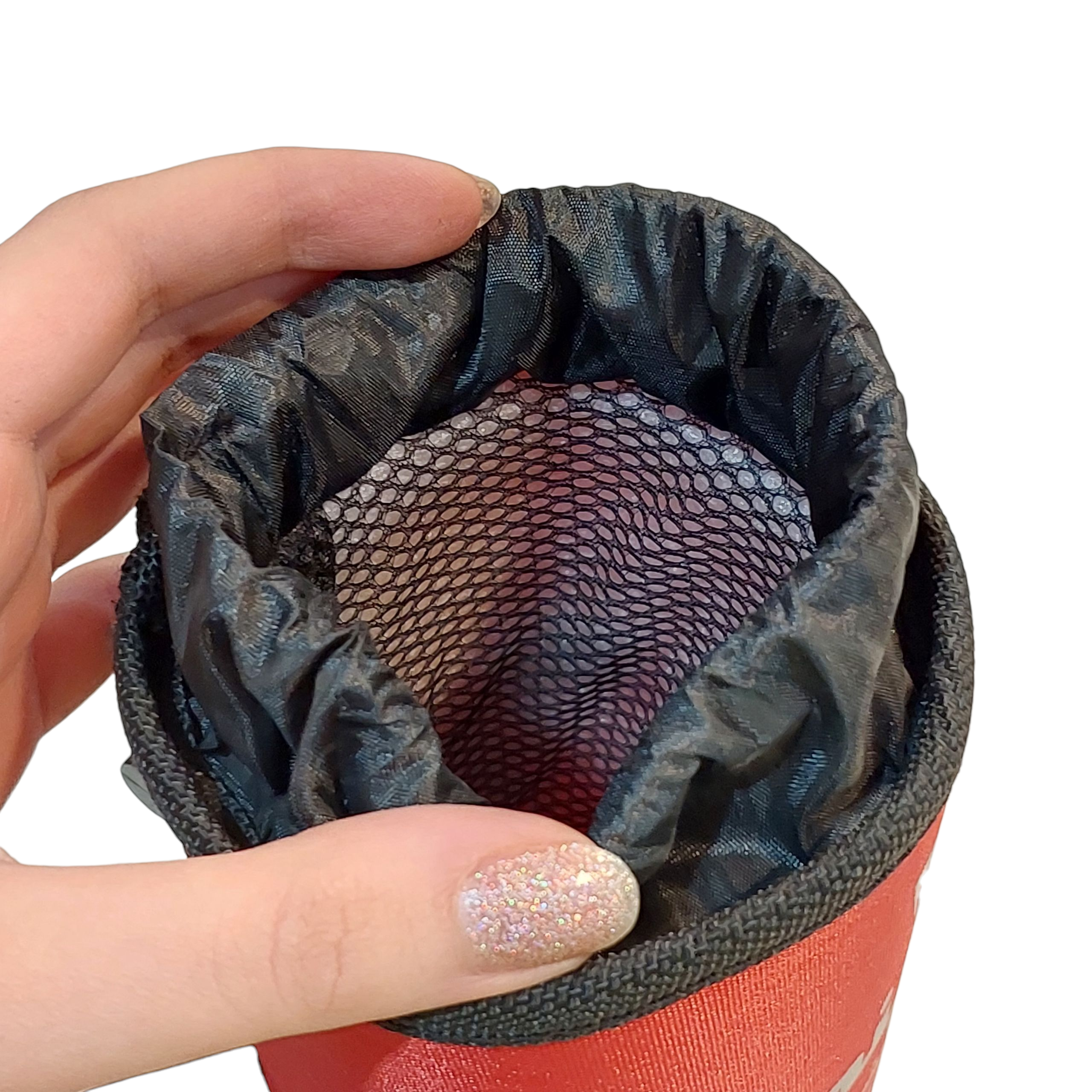 کاور خنک نگهدارنده بطری آب برند MP در کنار بطری حجم 500 میلی‌لیتر