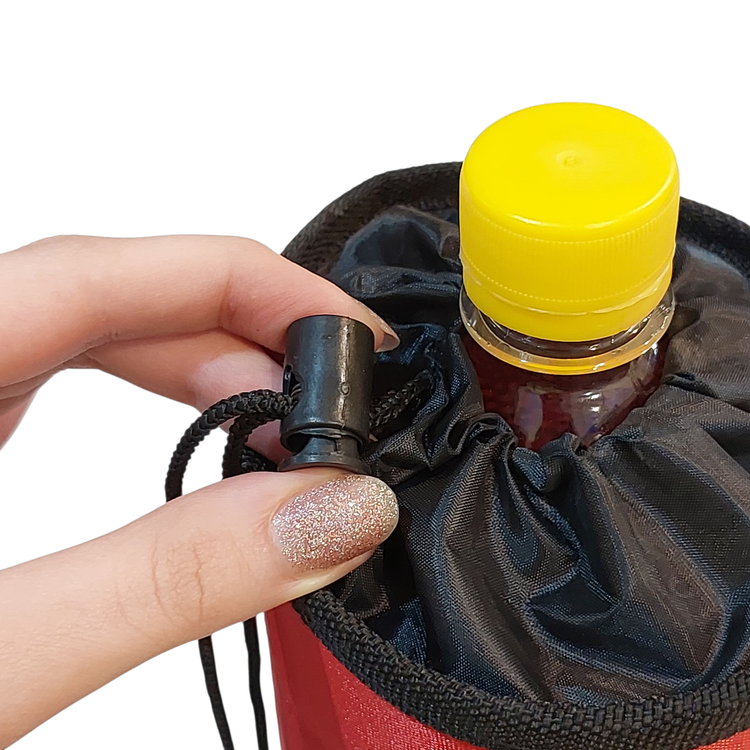 بست و کش کاور در دست فردی در حال بستن کاور جهت نگهداری بطری